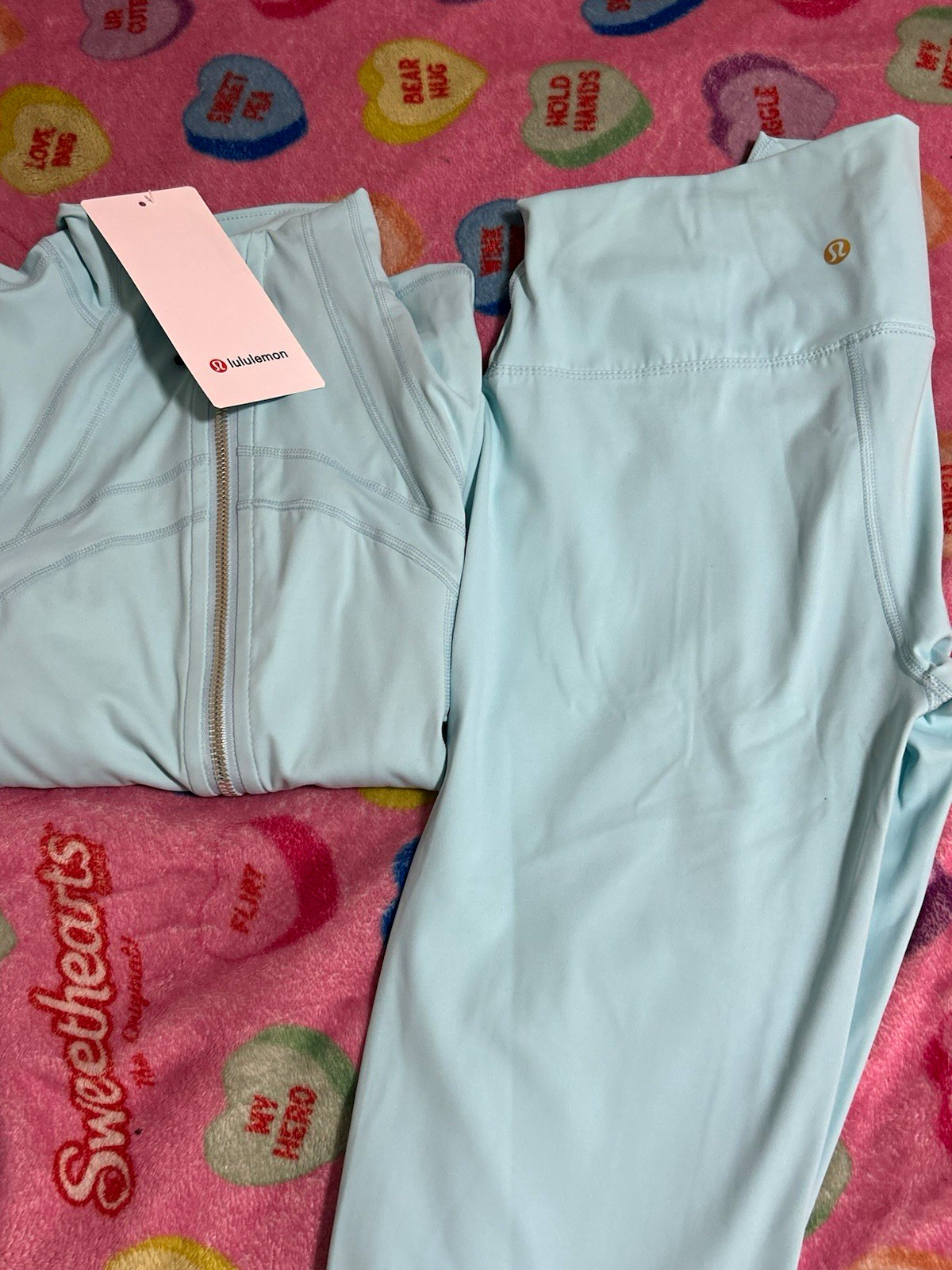 Blue Lululemon cropped define set comes with gold zipper and original tags.