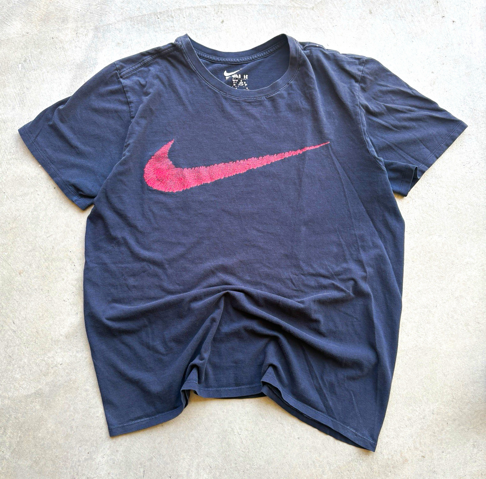 Nike Men\'s Black Red Swoosh Graphic Logo T-Shirt Short Sleeve Nike Men\'s Black Red Swoosh Graphic Logo T-Shirt Short Sleeve