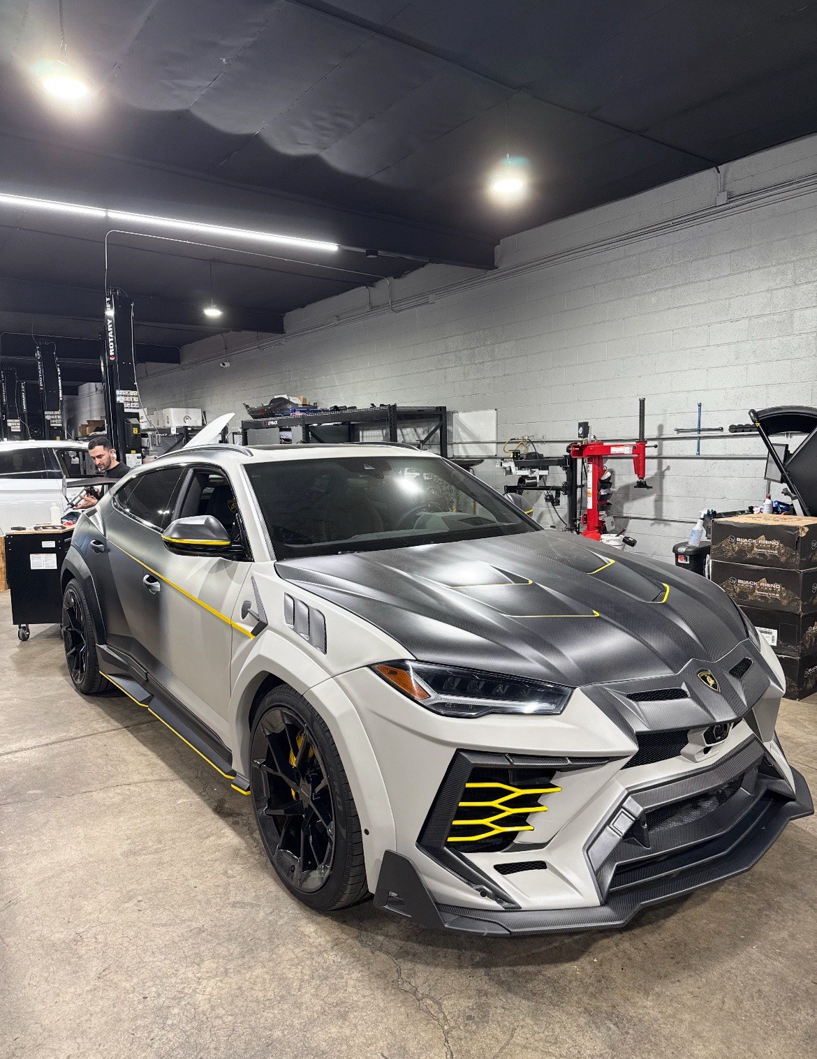 Lambroghini Urus Full Wide Body Kit Half Carbon Fiber M Style Brand New