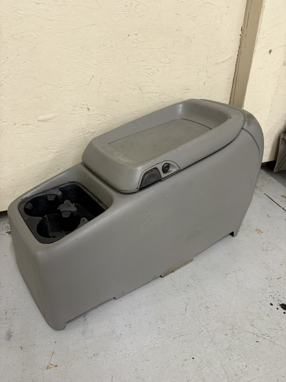 99-02 Chevy Silverado GMC Truck Center Console Suburban OEM Gray 99-02 Chevy Silverado GMC Truck Center Console Suburban OEM Gray