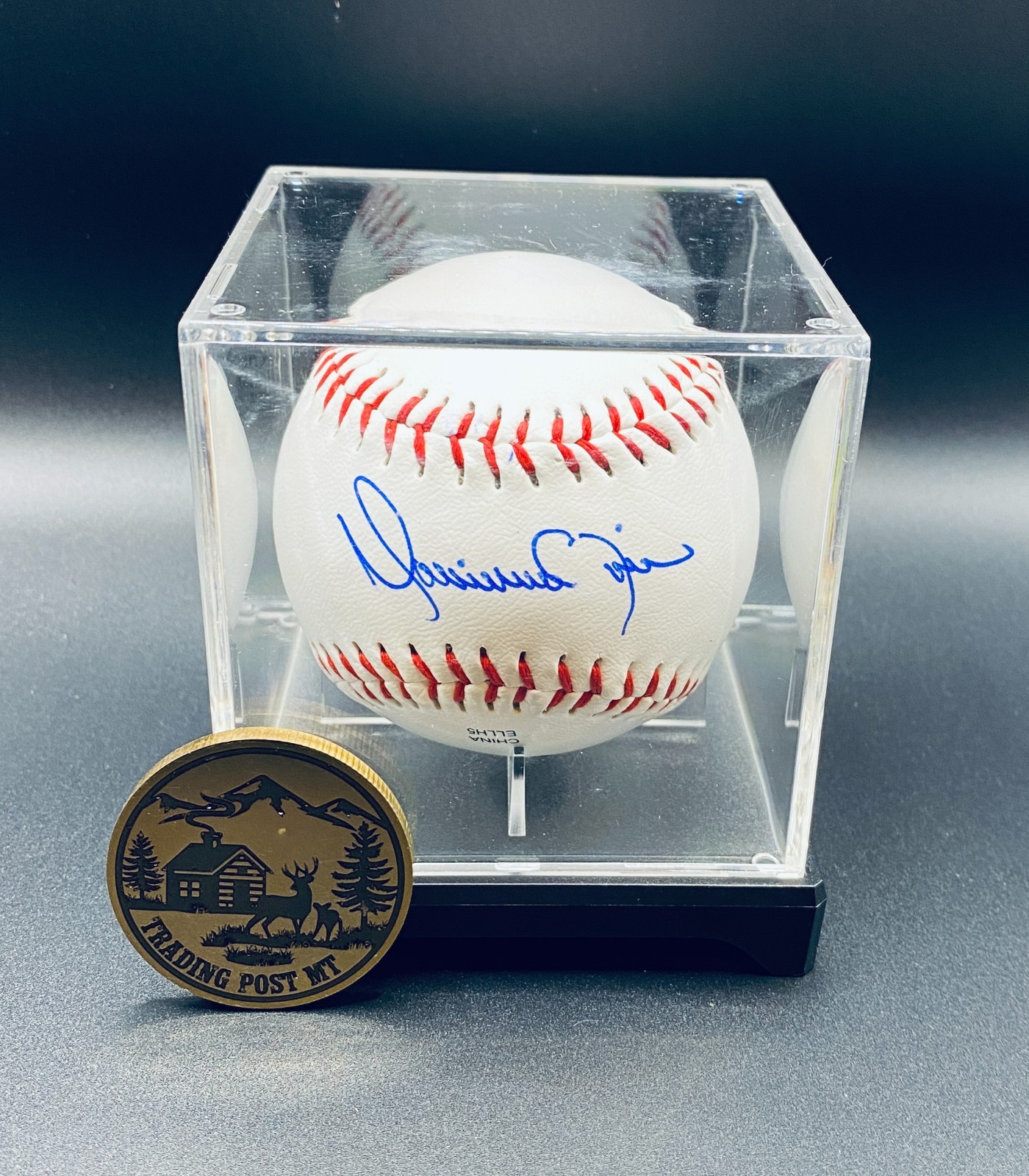 Mariano Rivera Signed Baseball In Case With COA (PC489669) (Yankees) Mariano Rivera Signed Baseball In Case With COA (PC489669) (Yankees)