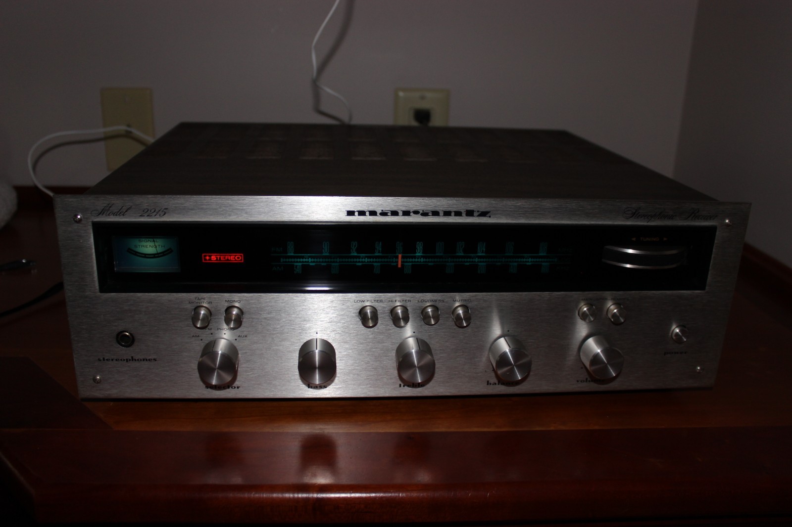 Marantz Model 2215 Vintage AM/FM Stereo Receiver. Clean - Not Fully Tested. Marantz Model 2215 Vintage AM/FM Stereo Receiver. Clean - Not Fully Tested.