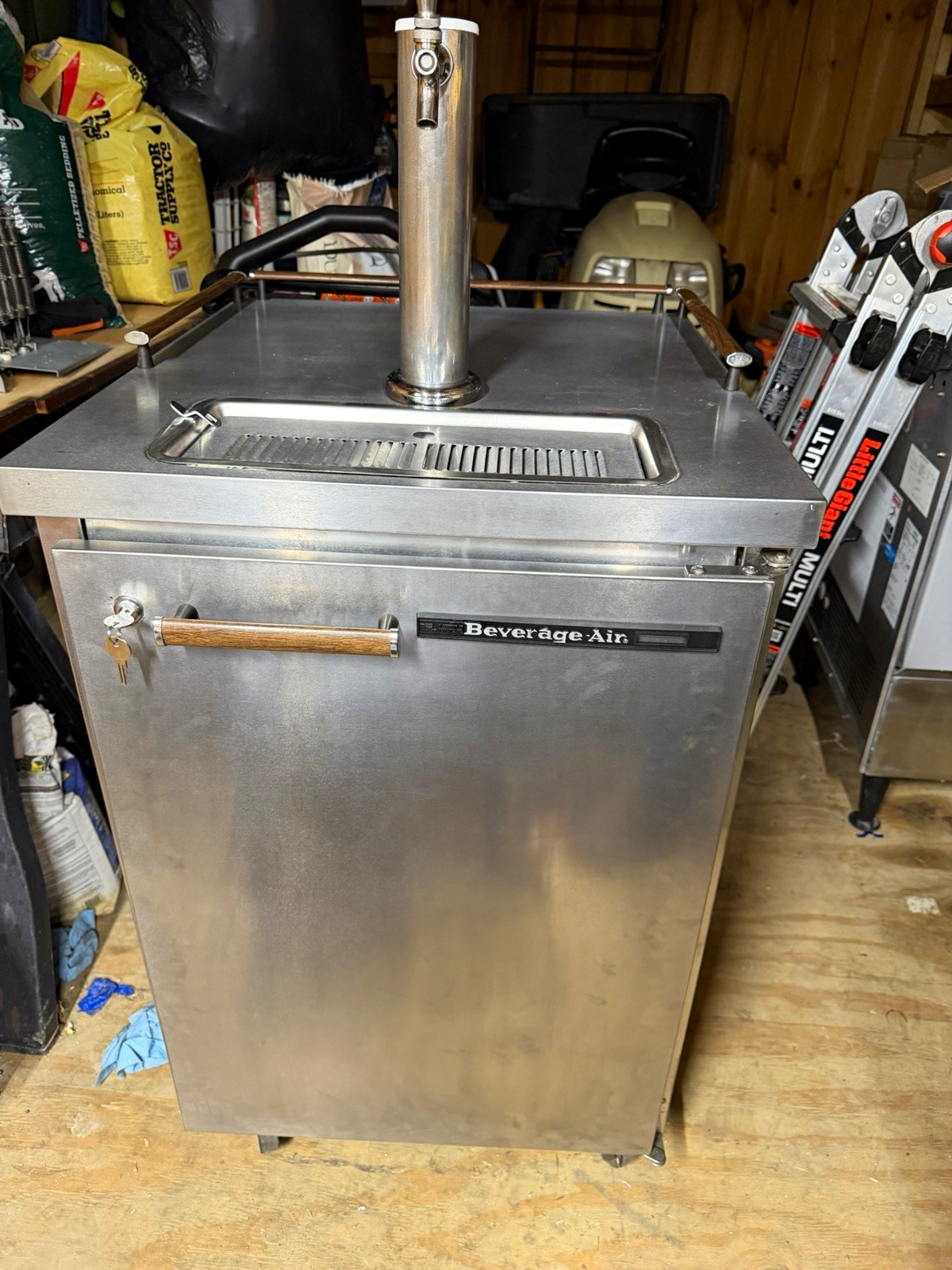 Beverage-Air BM23 Stainless Steel Commercial Kegerator, 1 Tap, 1 Keg Beverage-Air BM23 Stainless Steel Commercial Kegerator, 1 Tap, 1 Keg