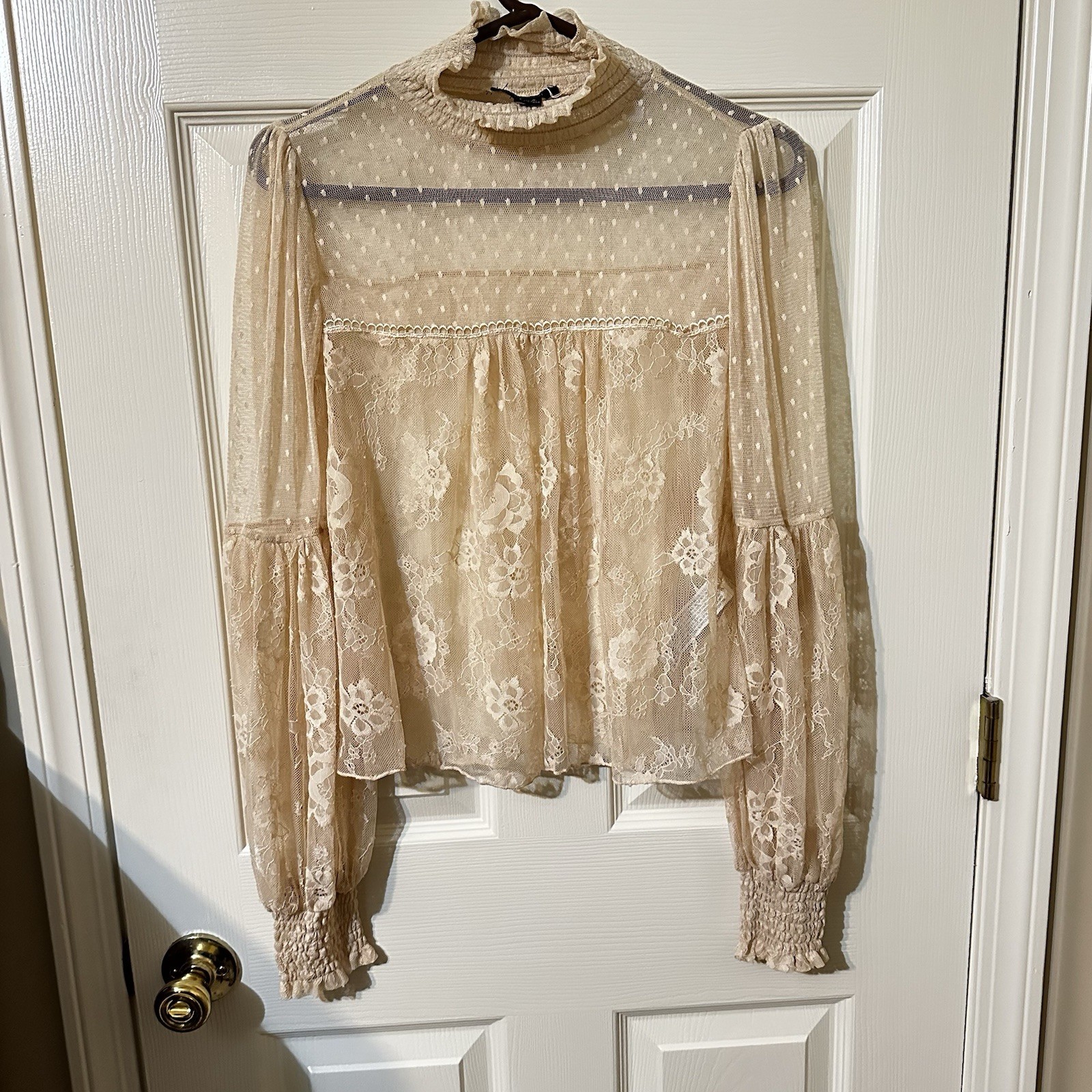 Forever 21 Women\'s Long Sleeve High Neck Lace Sheer Blouse Size Medium Forever 21 Women\'s Long Sleeve High Neck Lace Sheer Blouse Size Medium