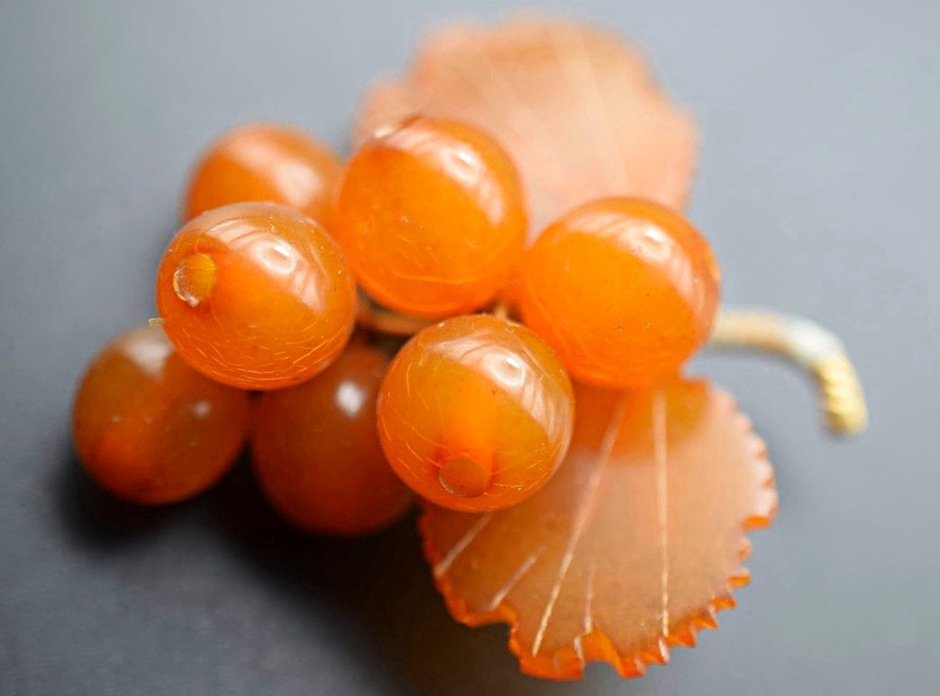 Vintage Natural Amber Grape Cluster Brooch 8K Gold Mid-Century Vintage Natural Amber Grape Cluster Brooch 8K Gold Mid-Century