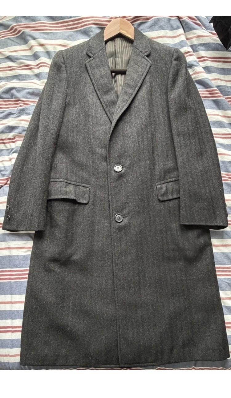 Vintage 1950s Charcoal Gray Herringbone Plaid Wool Overcoat Partially lined 38R Vintage 1950s Charcoal Gray Herringbone Plaid Wool Overcoat Partially lined 38R
