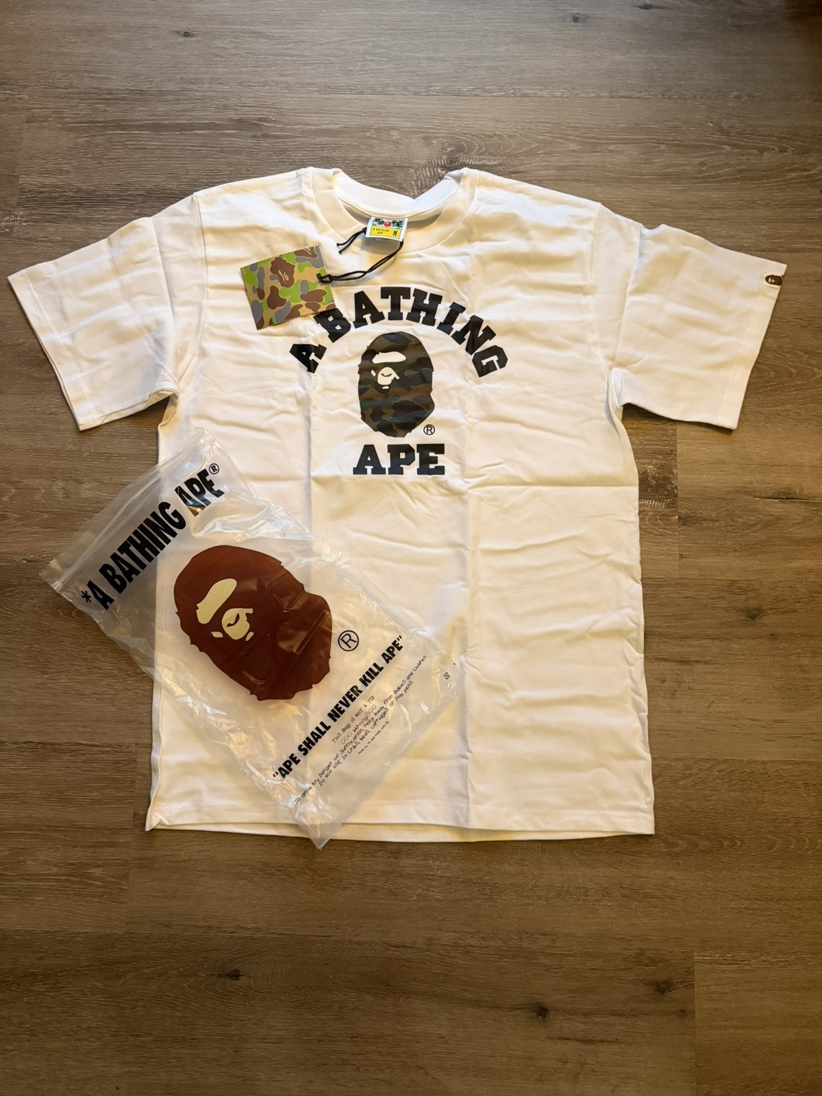 A Bathing Ape BAPE Men\'s M White Ape Head Logo Graphic Crew Neck Tee A Bathing Ape BAPE Men\'s M White Ape Head Logo Graphic Crew Neck Tee