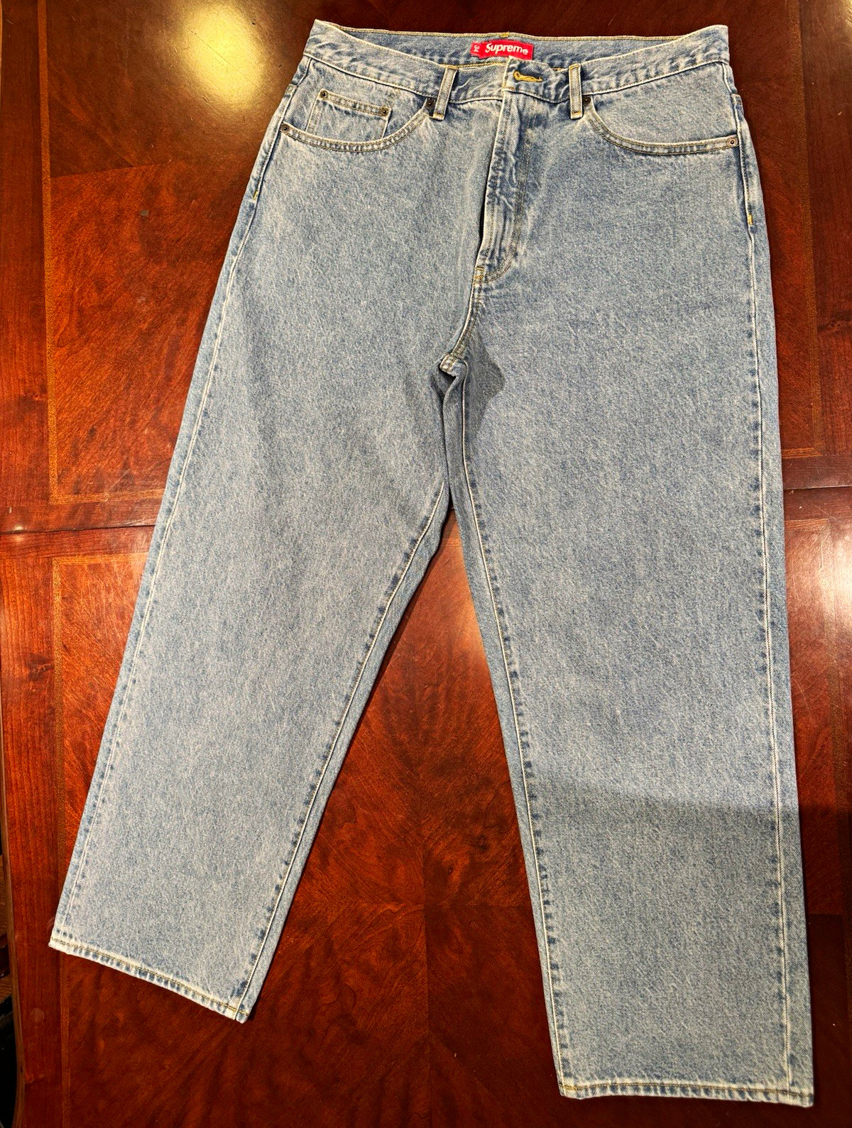 Supreme Men\'s Light Wash Blue Straight Fit Denim Jeans Size 34 Logo Pockets Supreme Men\'s Light Wash Blue Straight Fit Denim Jeans Size 34 Logo Pockets