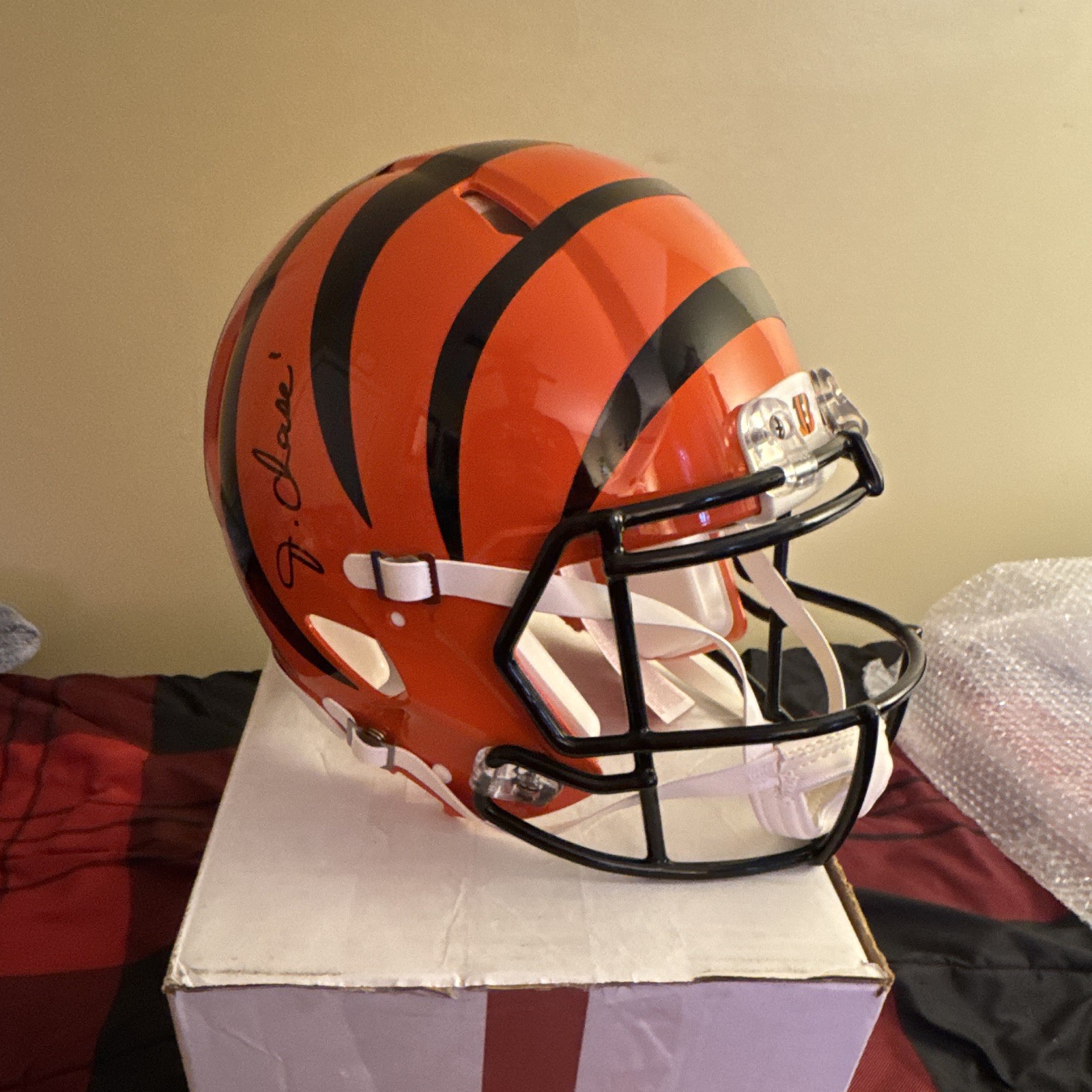 Ja\'Marr Chase Signed Cincinnati Bengals full size authentic ridell speed. Ja\'Marr Chase Signed Cincinnati Bengals full size authentic ridell speed.