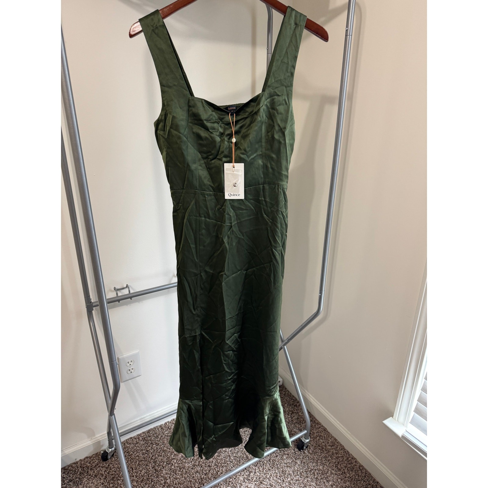 Quince NWT 100% Washable Silk Square Neck Midi Dress Green SOLD OUT ONLINE Quince NWT 100% Washable Silk Square Neck Midi Dress Green SOLD OUT ONLINE