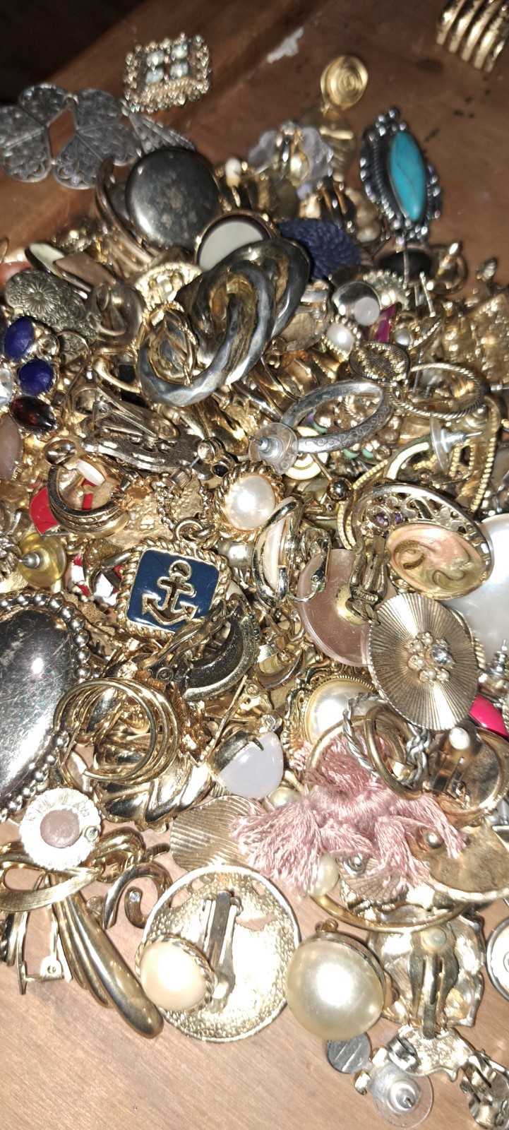 6x4x3 Box of Miscellaneous Costume Jewelry Mixed Lot Wearable 6x4x3 Box of Miscellaneous Costume Jewelry Mixed Lot Wearable