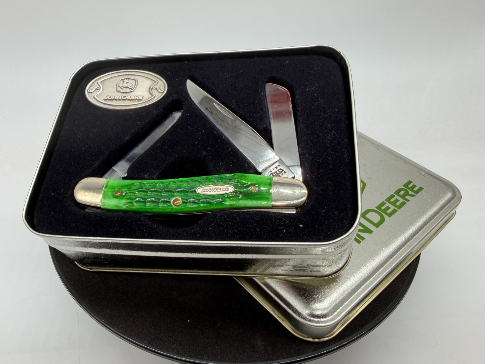 Case XX 6318 SS John Deere 3 Blade Stockman Green Bone Tin Medallion
