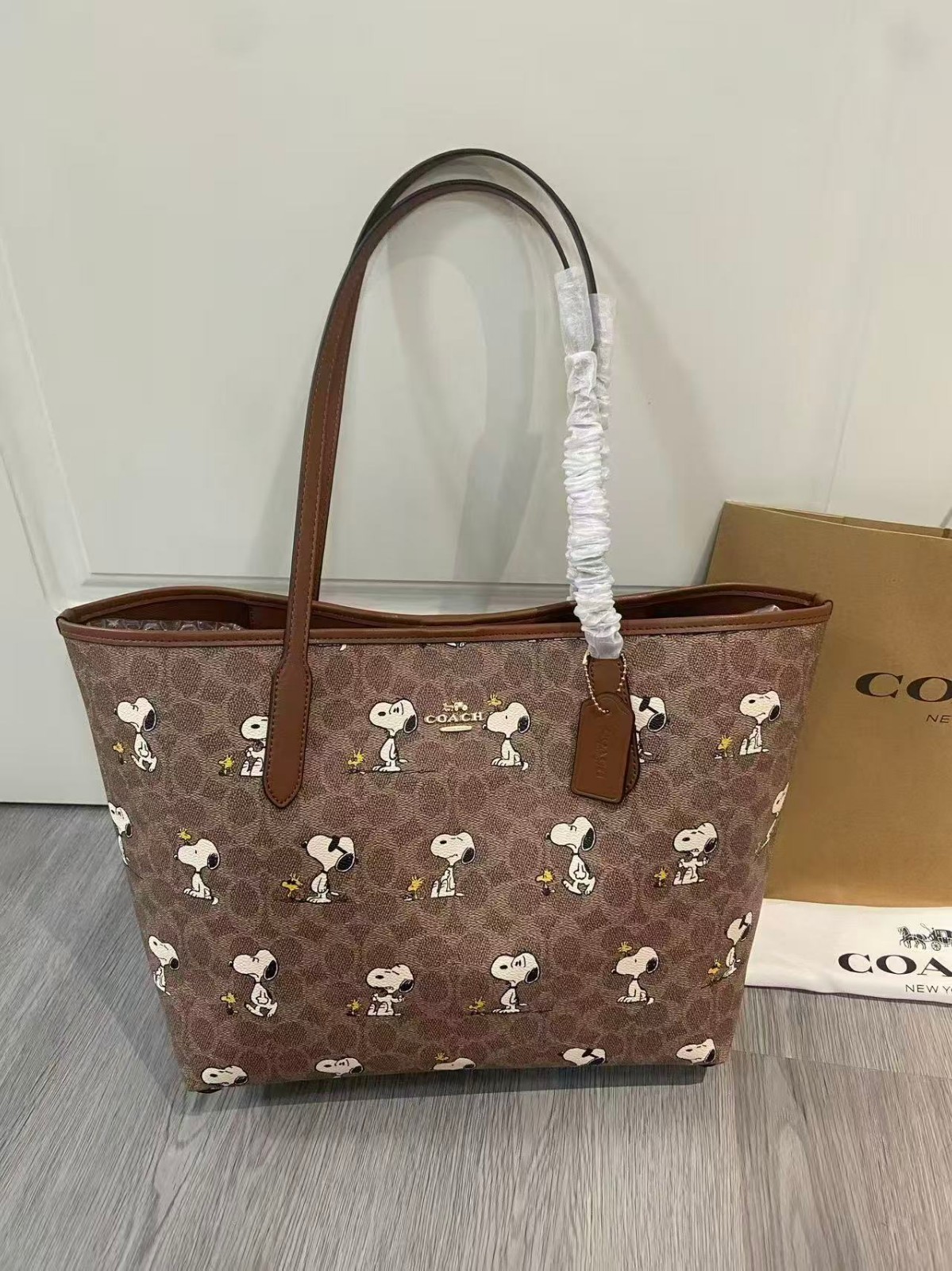Coach CBJ89 City Tote Bag Signature Coated Canvas Snoopy Outlet NWT Coach CBJ89 City Tote Bag Signature Coated Canvas Snoopy Outlet NWT