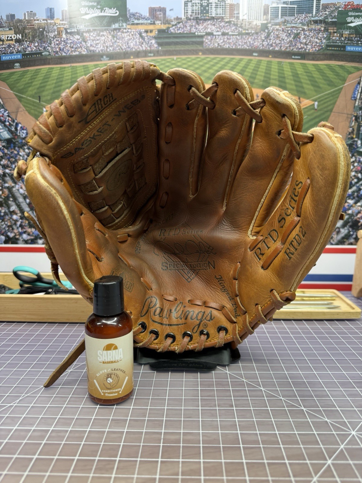 2000s Era Rawlings RTD2 Derek Jeter Special Edition 11-Inch RHT Baseball Glove