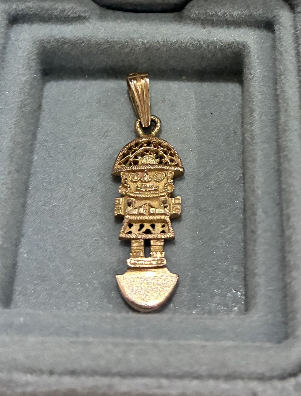 Vintage Peruvian Tumi Unisex Pendant 18K Solid Gold 3.22 Gr 1 Sided Vintage Peruvian Tumi Unisex Pendant 18K Solid Gold 3.22 Gr 1 Sided