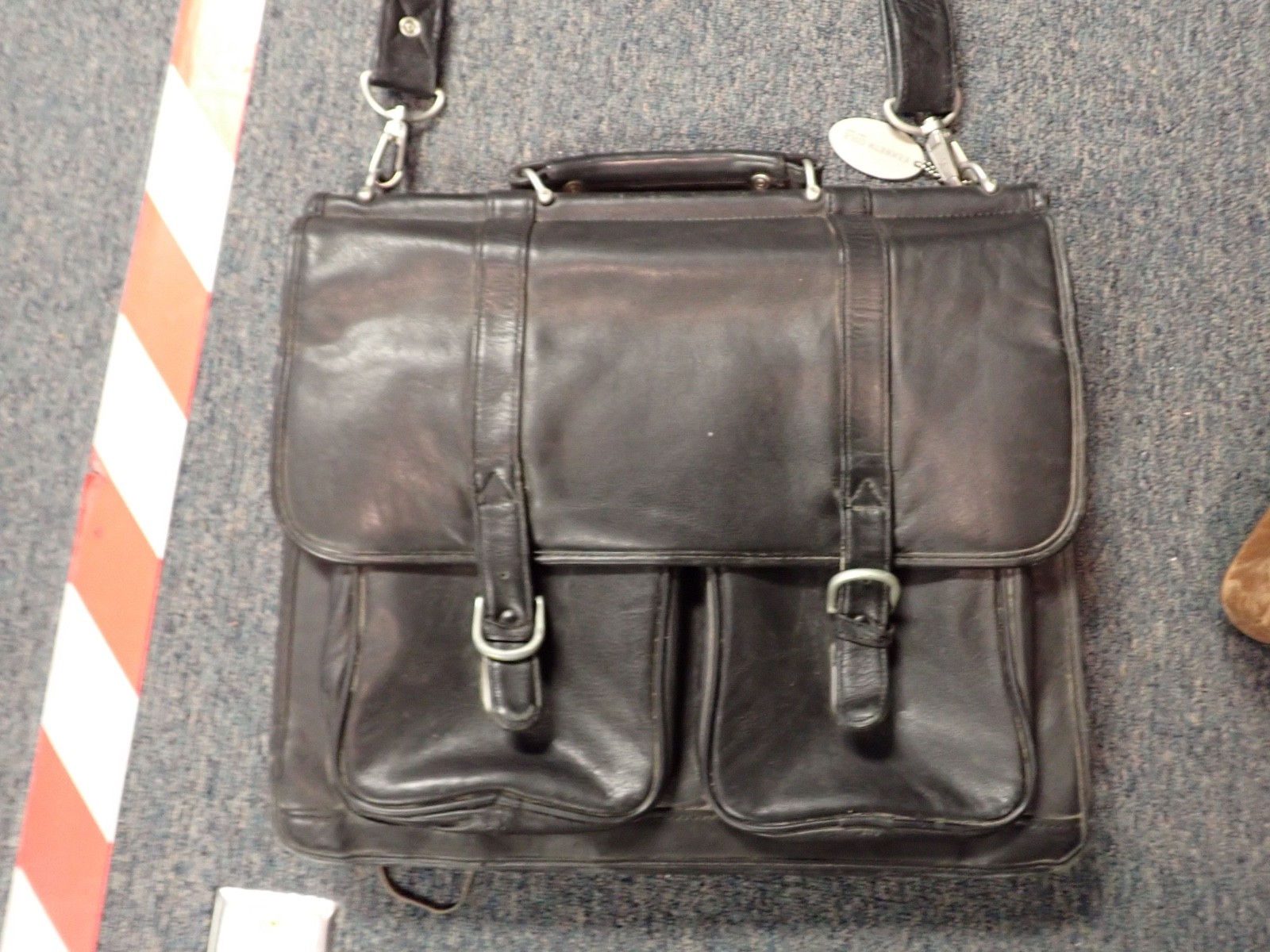 Kenneth Cole Leather Briefcase Messenger Bag (New York) (Adjustable Strap) Kenneth Cole Leather Briefcase Messenger Bag (New York) (Adjustable Strap)