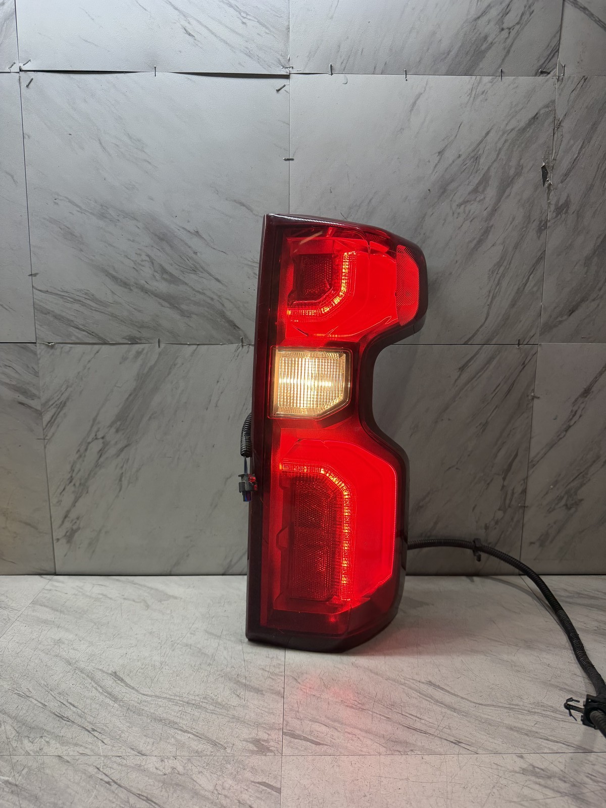 2019 2021 CHEVROLET SILVERADO 1500 2500 OUTER TAILLIGHT OEM RIGHT PASSENGER LED