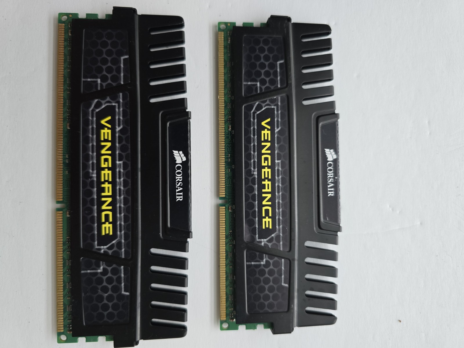 Corsair Vengance 16GB DDR3 Memory Sticks 2x8GB CMZ16GX3M2A1600C10 1600MHz 1.50V