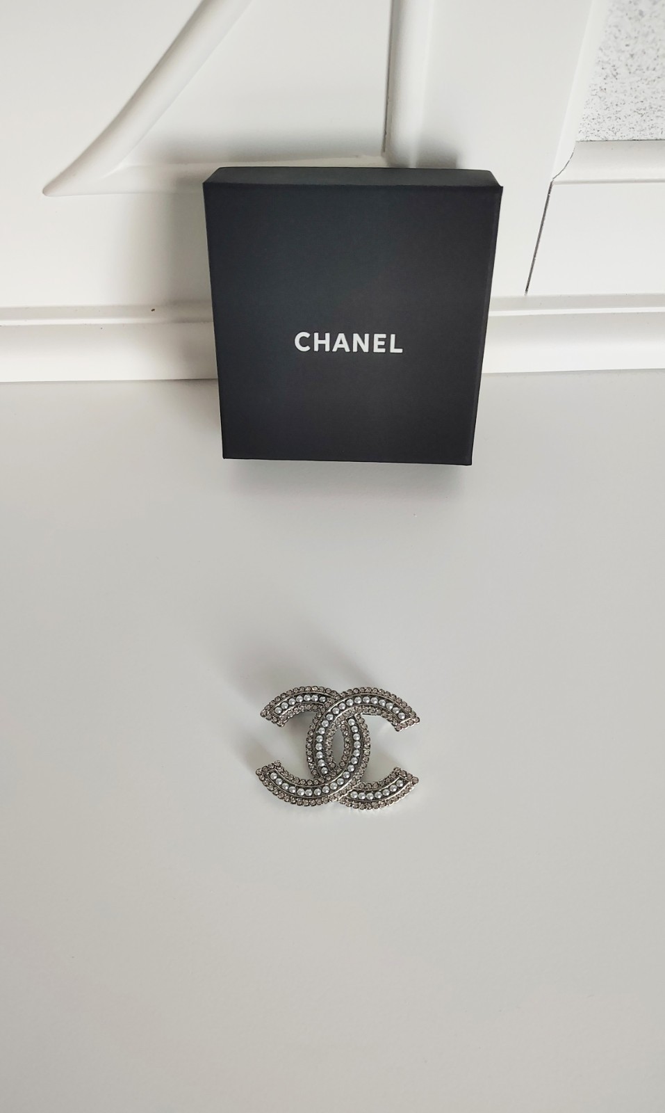 CHANEL CC Logo Pearl Crystal Brooch Pre-owned CHANEL CC Logo Pearl Crystal Brooch Pre-owned