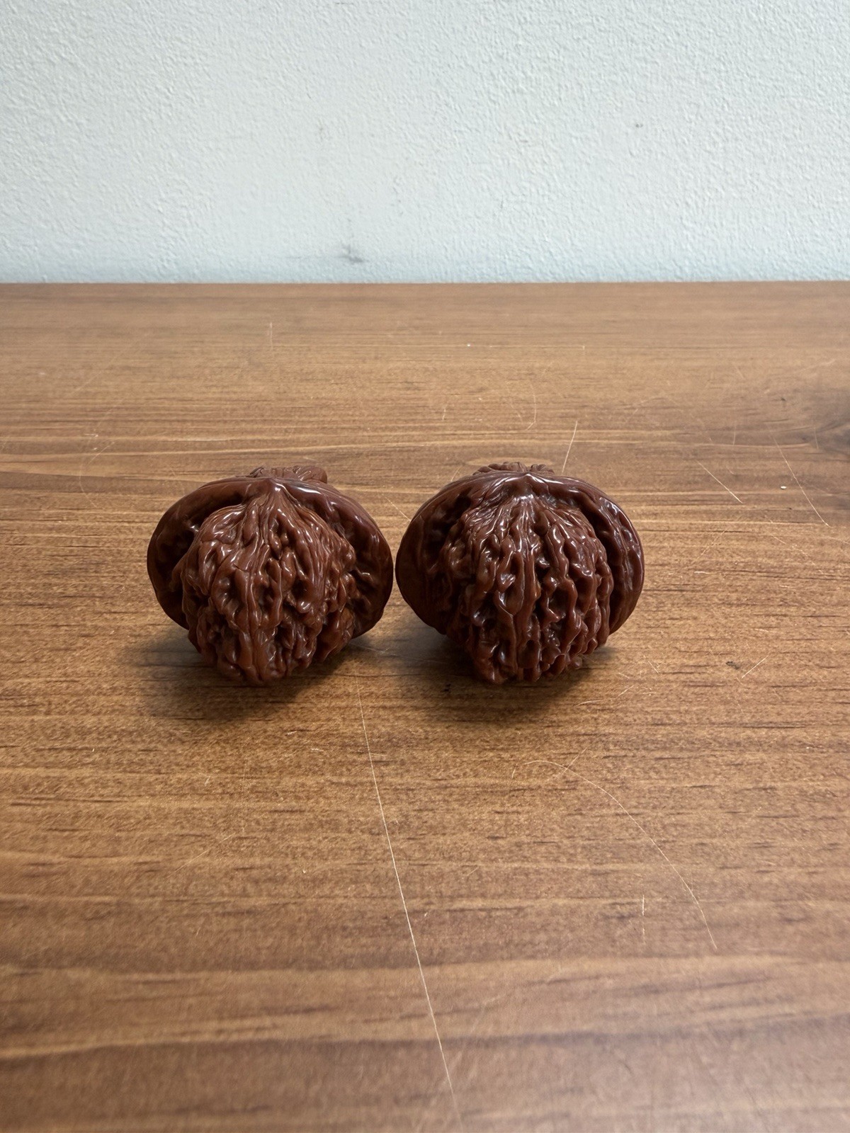 Pair of Match Chinese Health Walnut 精品老树四座楼文玩核桃 42x38x33 机刷打底 盘了两年 配手套和刷子 Pair of Match Chinese Health Walnut 精品老树四座楼文玩核桃 42x38x33 机刷打底 盘了两年 配手套和刷子