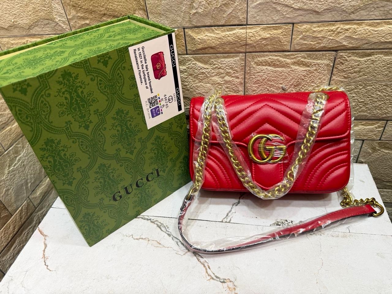 Brand new Gucci Red GG Logo Chevron Shoulder bag Gold Hardware Chain Strap Card Brand new Gucci Red GG Logo Chevron Shoulder bag Gold Hardware Chain Strap Card