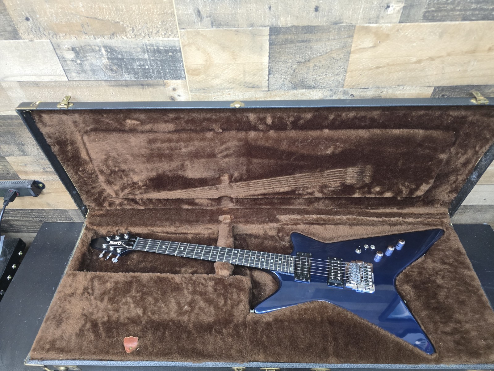 Original Vintage 1980s Carvin V220 Shredder Guitar Blue OHSC Kahler Vtg Original Vintage 1980s Carvin V220 Shredder Guitar Blue OHSC Kahler Vtg