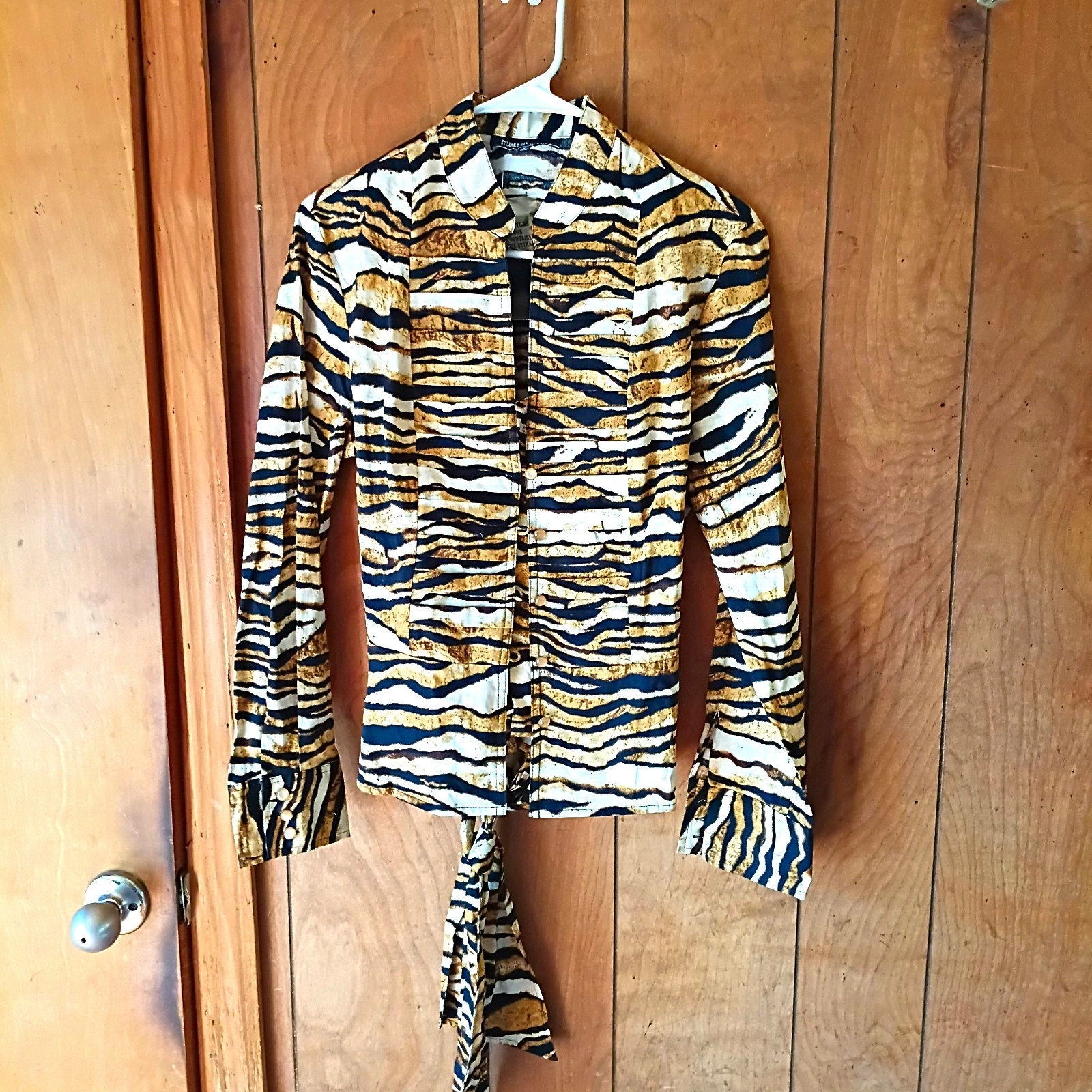 Jones New York Signature Women’s M Animal Print Collared Button Woven shirt NWT Jones New York Signature Women’s M Animal Print Collared Button Woven shirt NWT