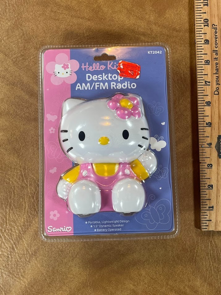 New Sanrio 2004 Hello Kitty AM/FM Desktop Radio KT. 2042 New Sanrio 2004 Hello Kitty AM/FM Desktop Radio KT. 2042