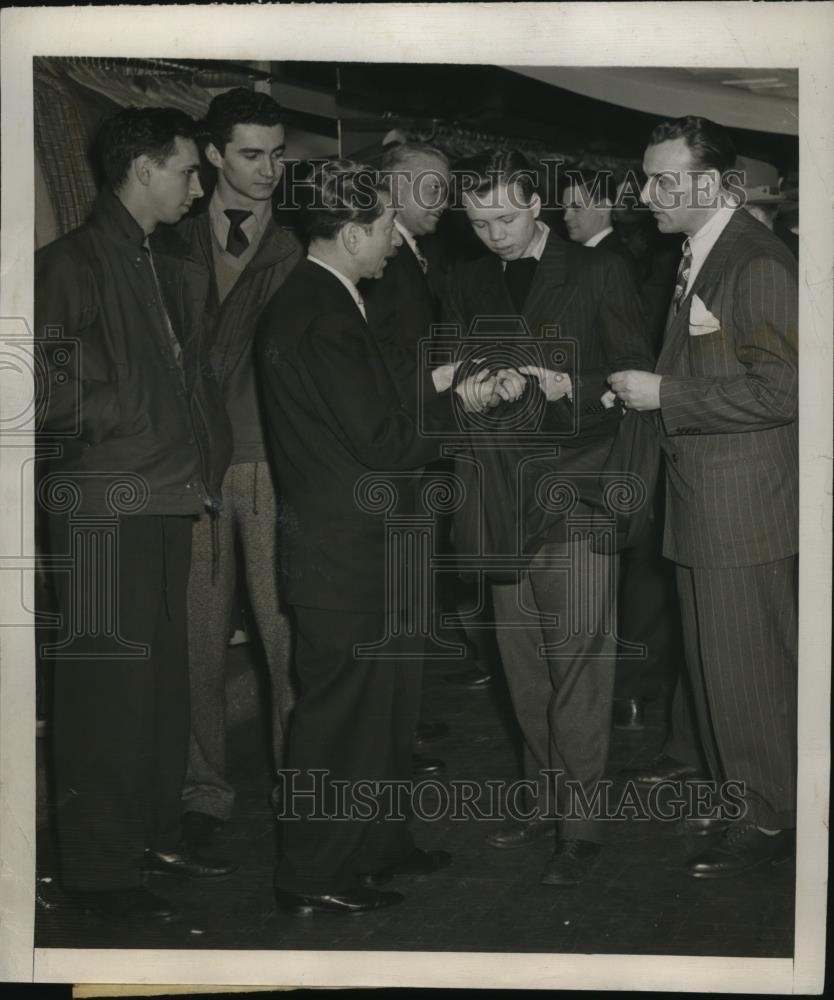 1947 Press Photo NEW YORK TWO TROUSERED SUITS ARE BACK NYC - neny22383