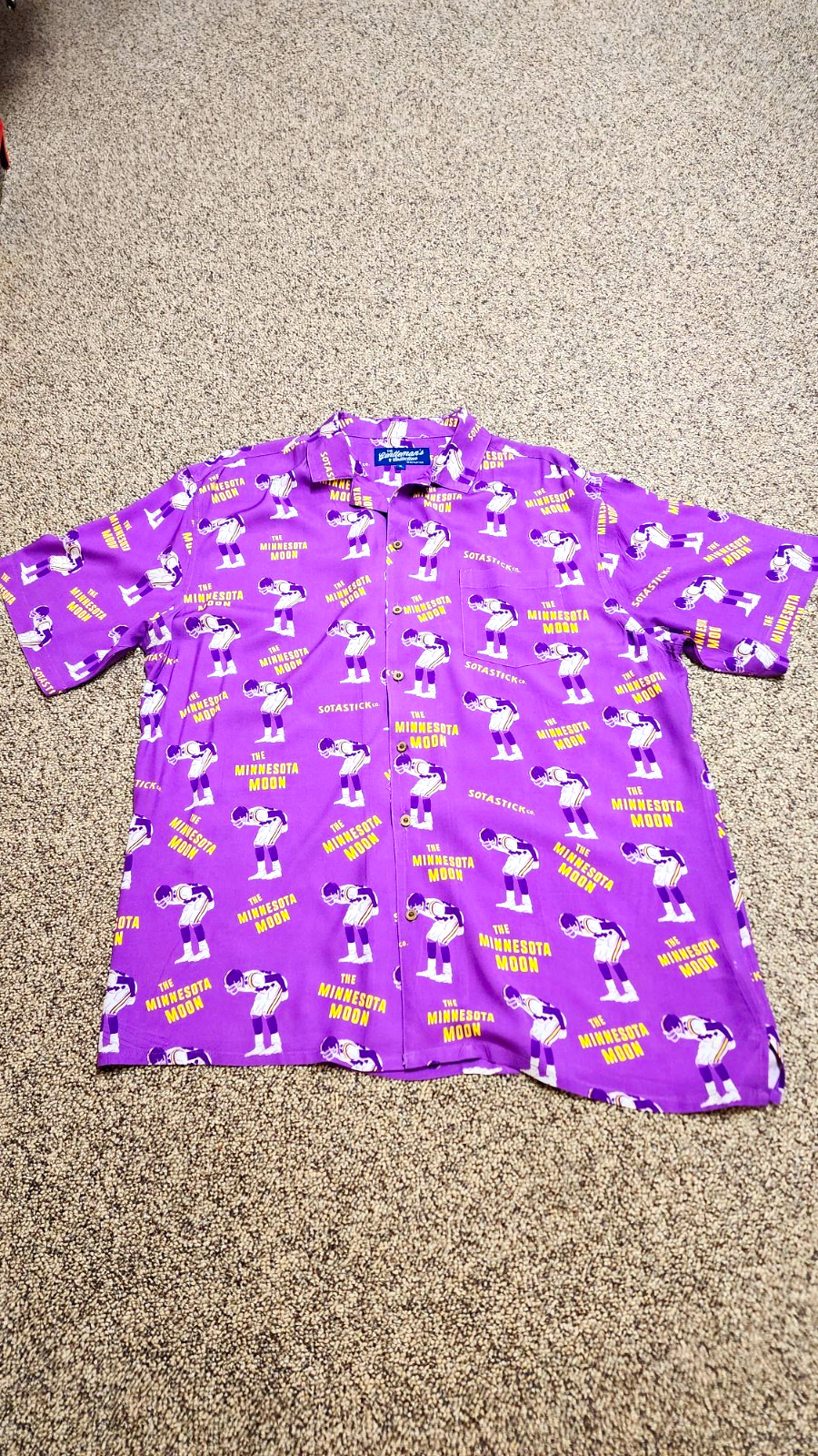 Rare, SotaStick MN Vikings XL Shirt Depicting Randy Moss Mooning Packer Fans.
