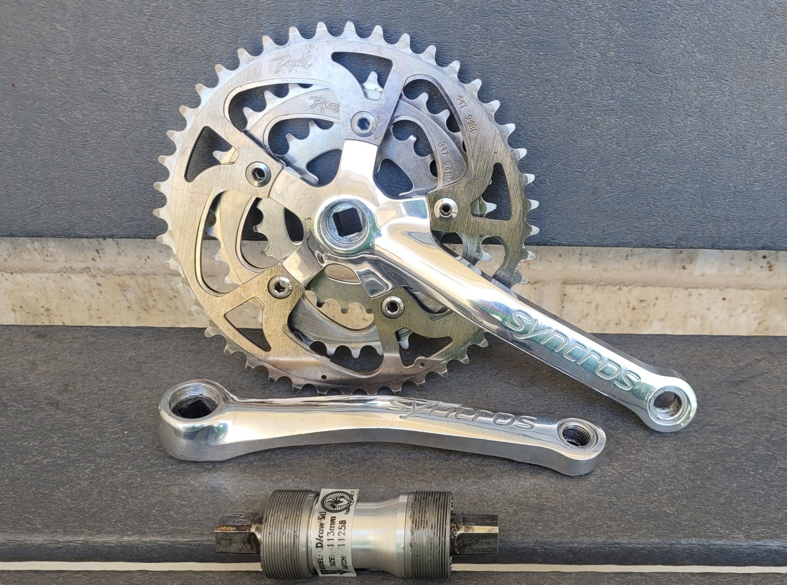 Vintage Syncros crankset 175mm 44/34/24T Clean Vintage Syncros crankset 175mm 44/34/24T Clean