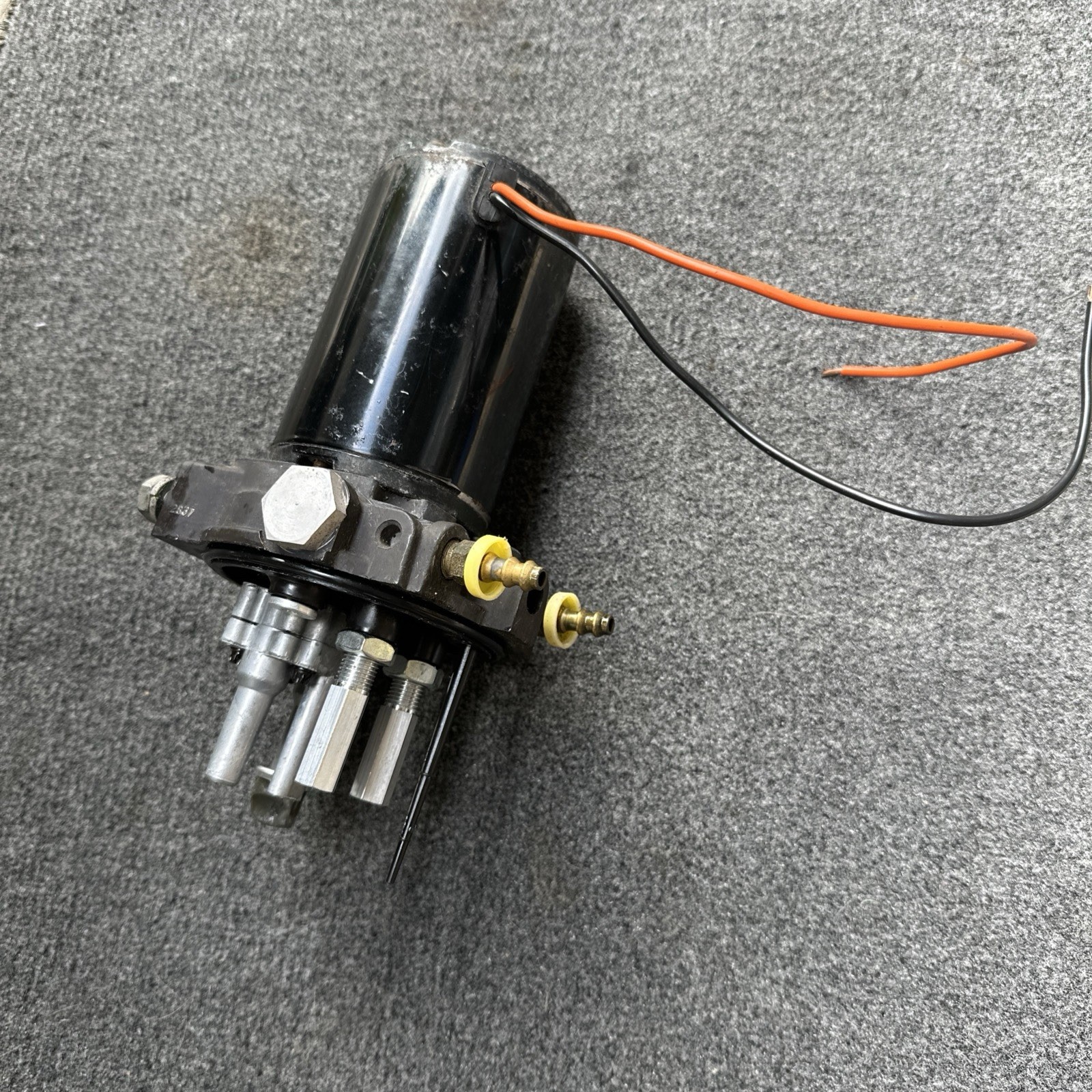 Mercury MerCruiser Hydraulic Trim Pump Motor And Valve Body 205620 205621 OEM Mercury MerCruiser Hydraulic Trim Pump Motor And Valve Body 205620 205621 OEM