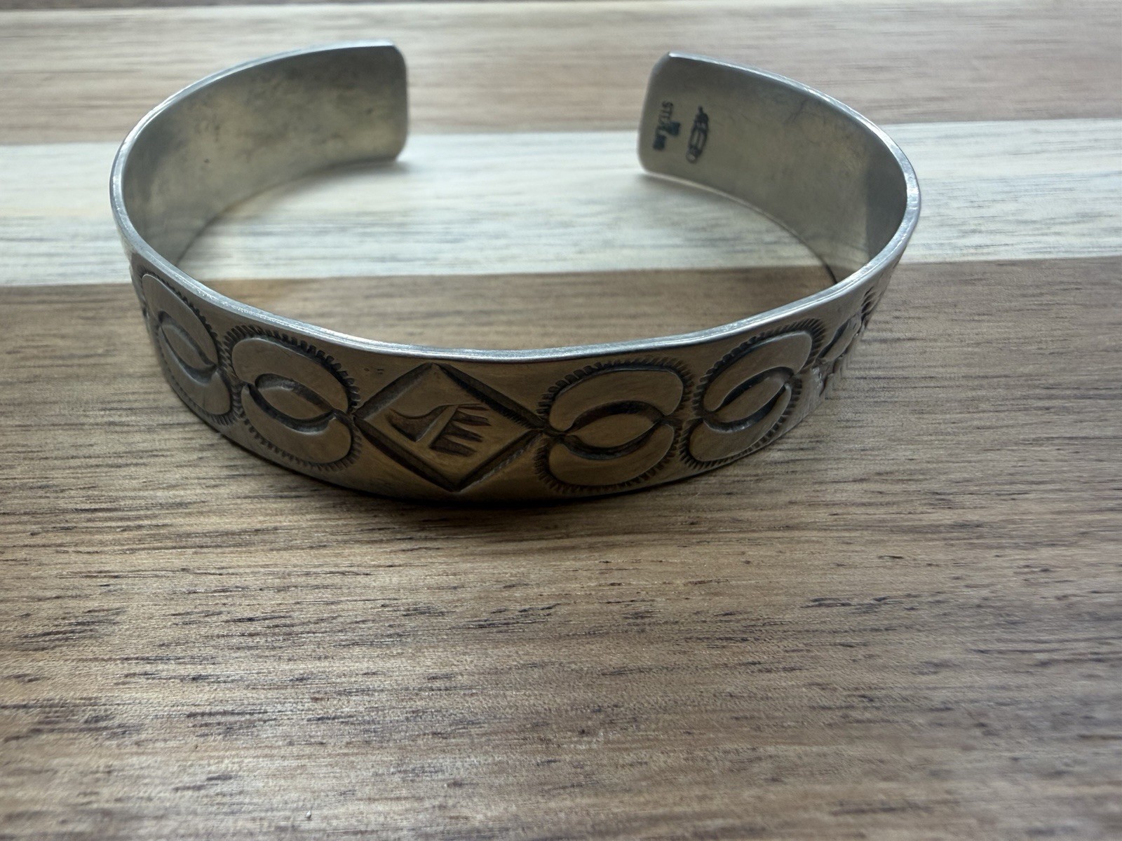 Signed vintage 925 sterling silver Navajo Native American cuff bracelet L1083 Signed vintage 925 sterling silver Navajo Native American cuff bracelet L1083
