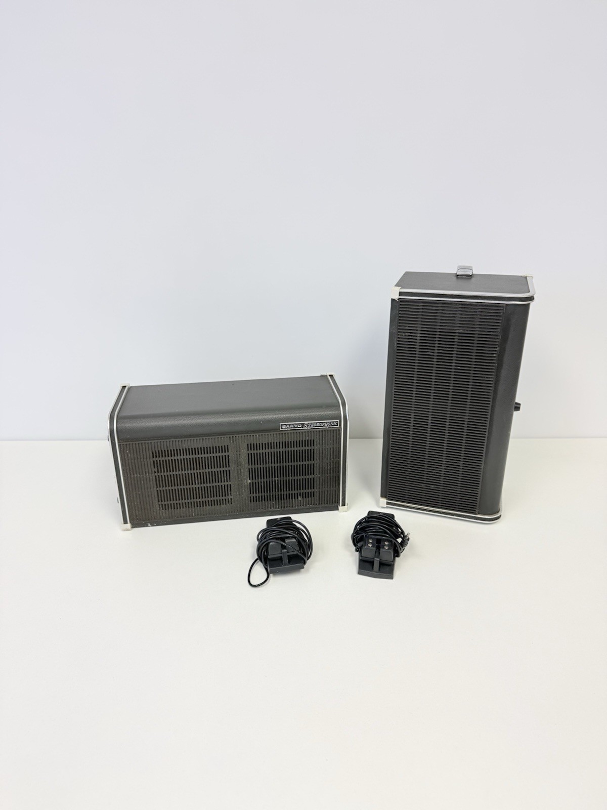 Set Of 2 Vintage Sanyo Stereo AM/FM Speaker Set Stereophonic Tested Set Of 2 Vintage Sanyo Stereo AM/FM Speaker Set Stereophonic Tested