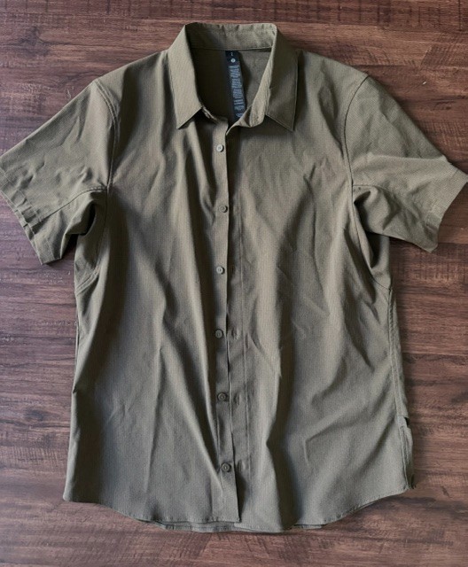 Lululemon Airing Easy Short Sleeve Shirt Mens Large WovenAir Olive Green Button Lululemon Airing Easy Short Sleeve Shirt Mens Large WovenAir Olive Green Button