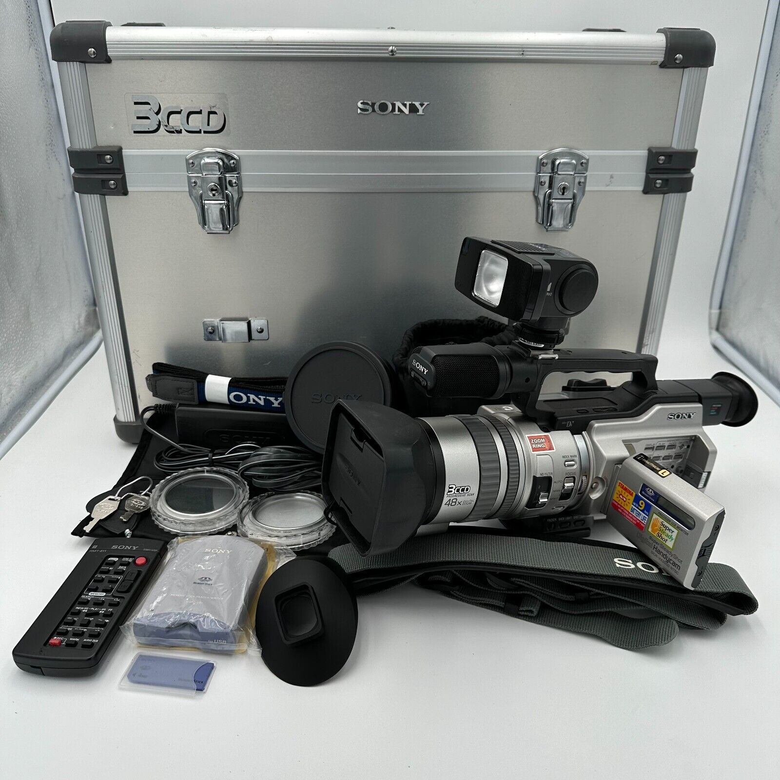 Sony DCR-VX2000 MiniDV Camcorder  3 CCD  Working w/ Case and Accessories
