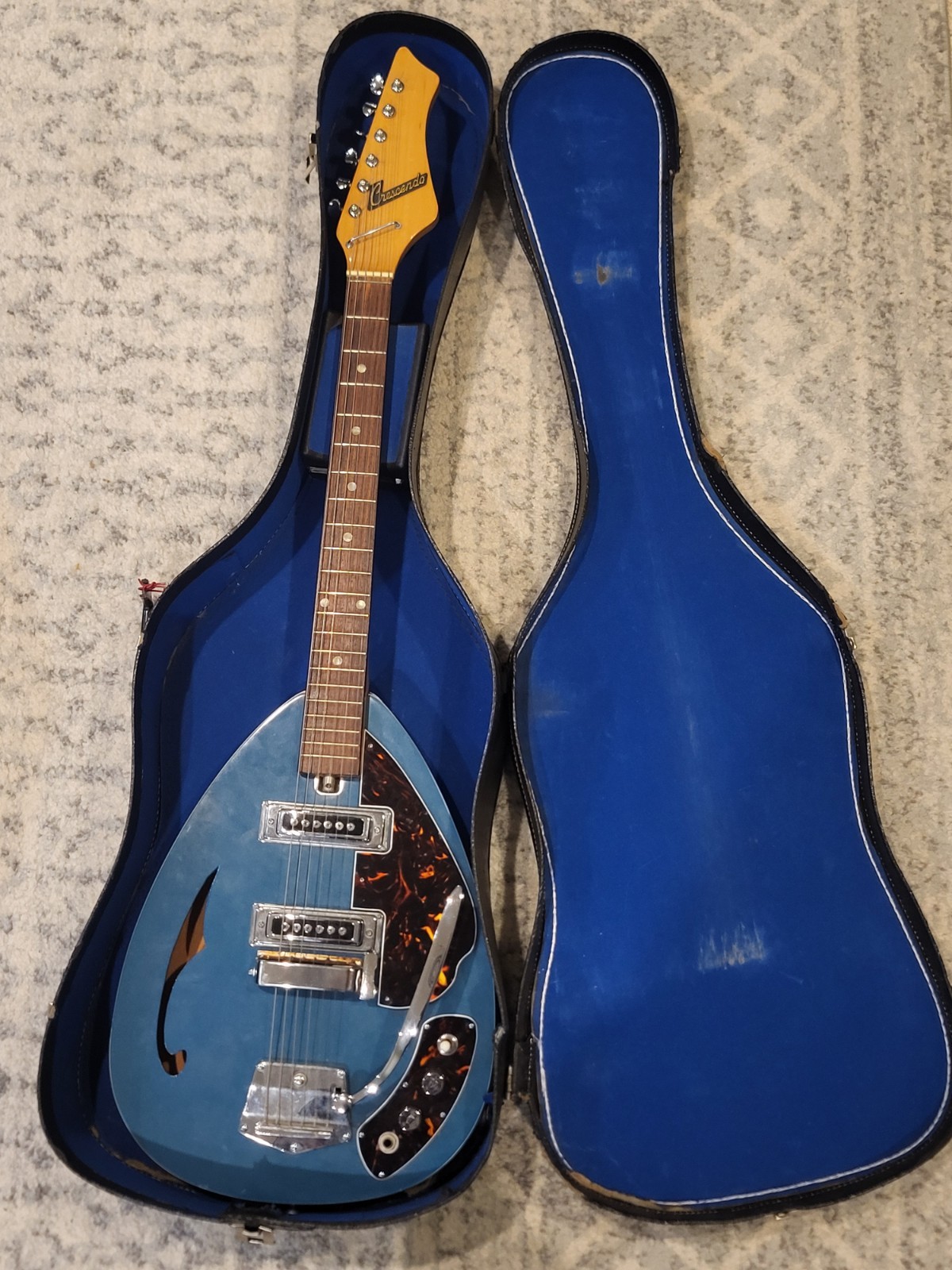 AUTHENTIC VINTAGE BLUE TEARDROP CRESCENDO GUITAR FROM BEFORE 1980 Condition VG++
