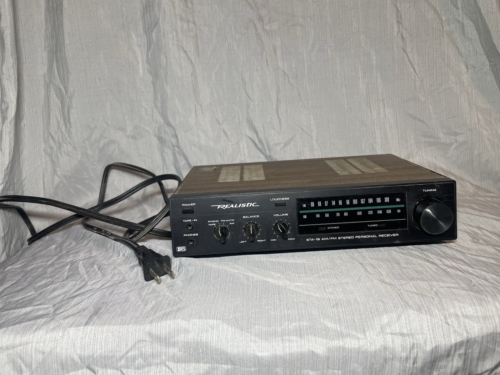 Realistic STA-19 AM/FM Stereo Receiver 31-1975A Radio Shack Powers On Untested