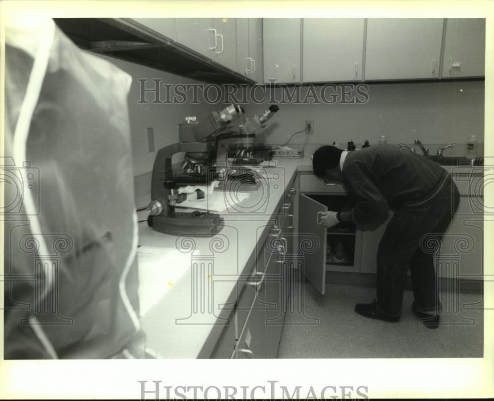 1993 Press Photo Chemist Dang Ngo, VD lab, gets new area in order - noa85161