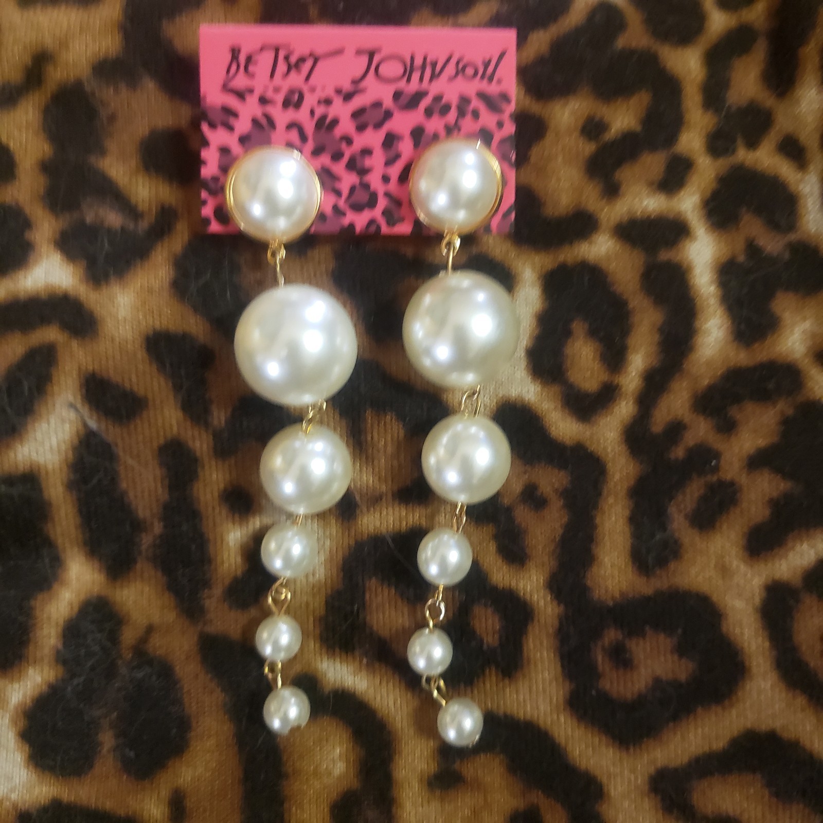 Betsey Johnson Imitation Pearl Gold Tone Dangle Drop Post Earrings Betsey Johnson Imitation Pearl Gold Tone Dangle Drop Post Earrings