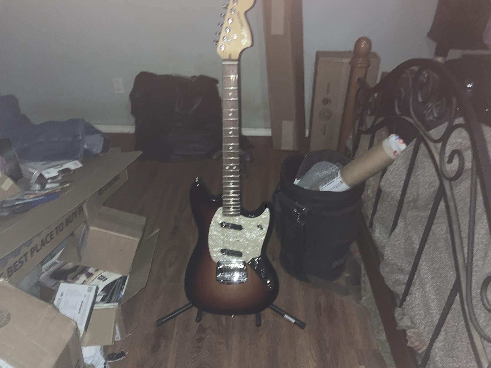 Fender American Performer Mustang Electric Guitar 3-Color Sunburst RH Hard Case Fender American Performer Mustang Electric Guitar 3-Color Sunburst RH Hard Case