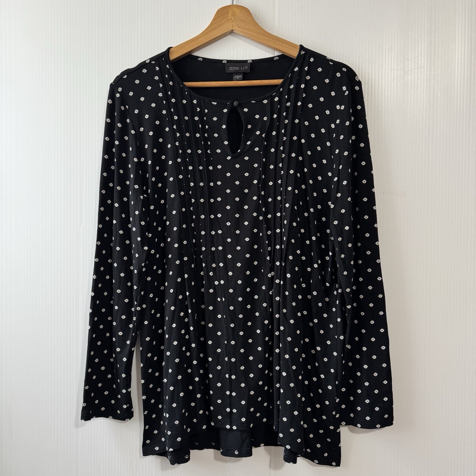 J. Jill Wearever Collection Long Sleeve Black W/White Flowers Sz Mini Pleated