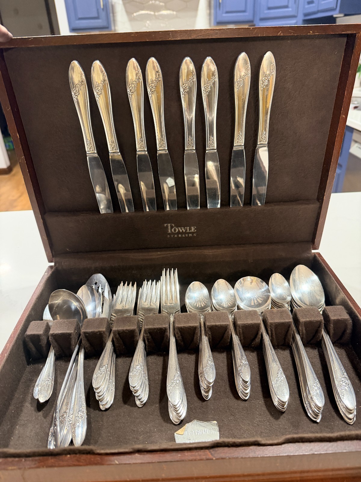 Vintage 1946 Oneida Tudor Silverplate Queen Bess II 75 pc. Silverware Set Vintage 1946 Oneida Tudor Silverplate Queen Bess II 75 pc. Silverware Set