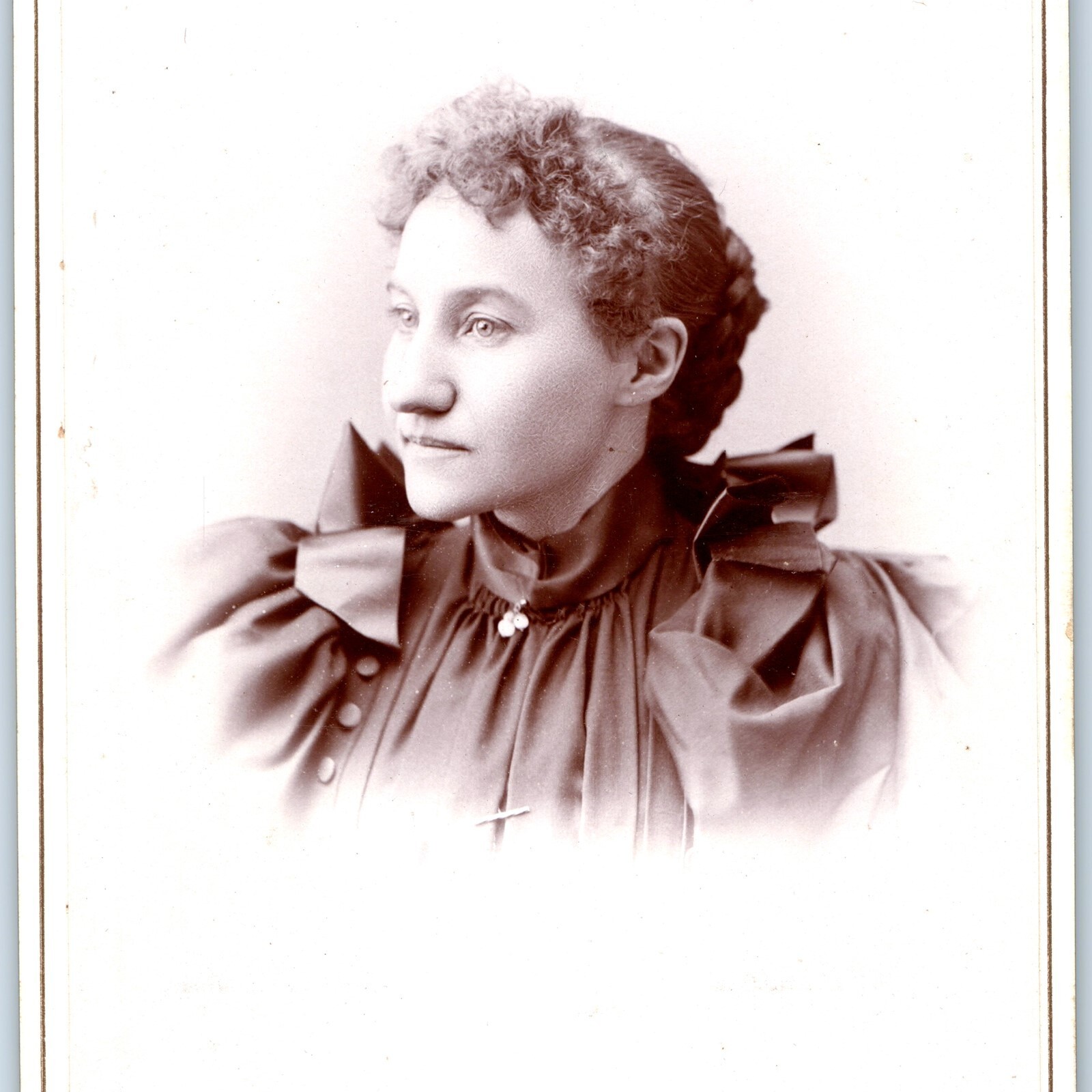c1880s Freeport, Ills. Lovely Young Lady Quality Cabinet Card Photo Fashion B11
