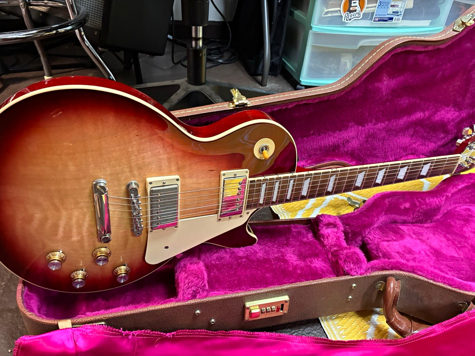 Gibson Les Paul 2006 Sunburst 6-String Solid Body Electric Guitar w/ Case Gibson Les Paul 2006 Sunburst 6-String Solid Body Electric Guitar w/ Case