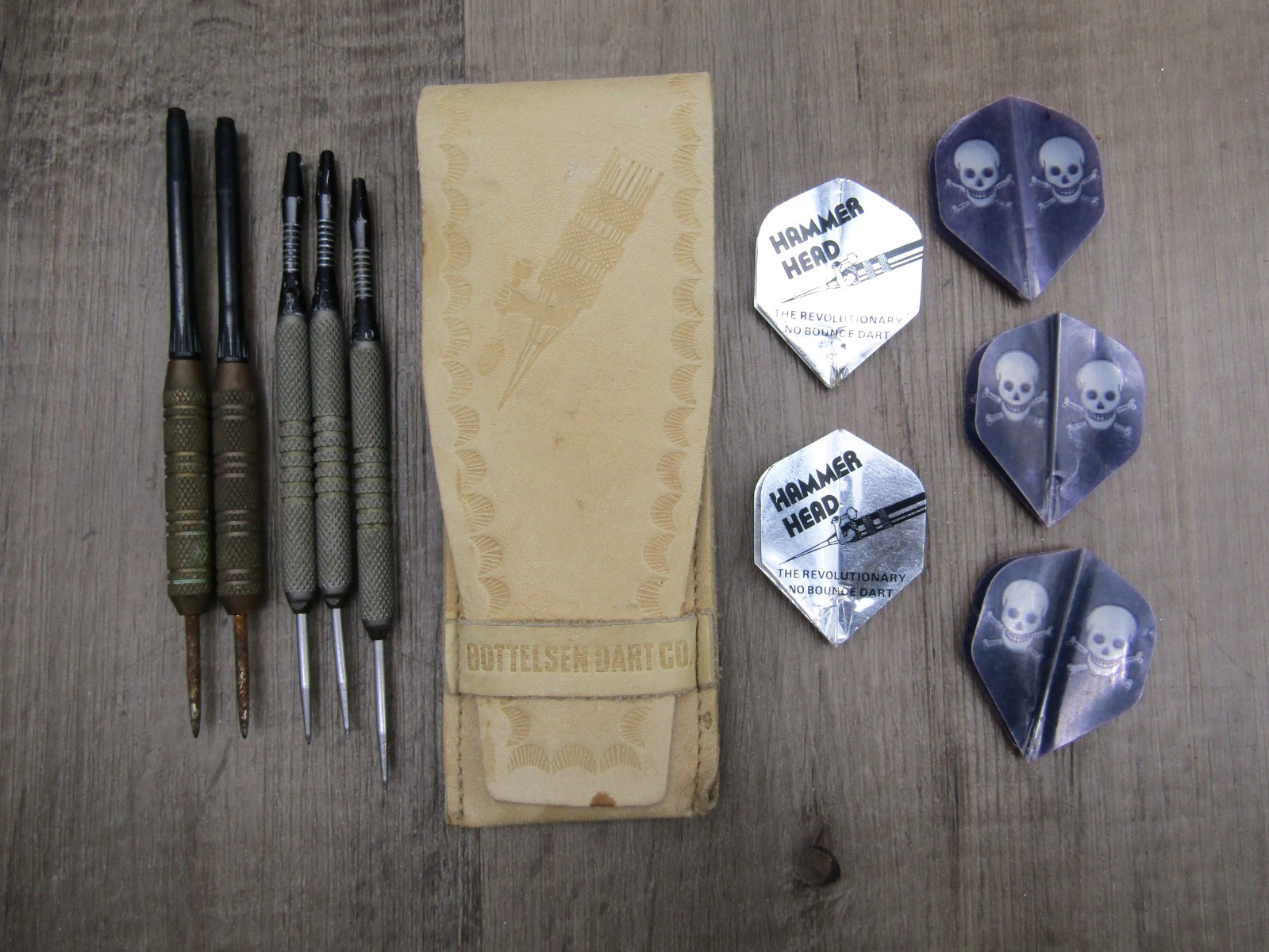 Vintage Bottelsen 80s Original Leather dart case & darts (damaged) READ SEE PICS Vintage Bottelsen 80s Original Leather dart case & darts (damaged) READ SEE PICS