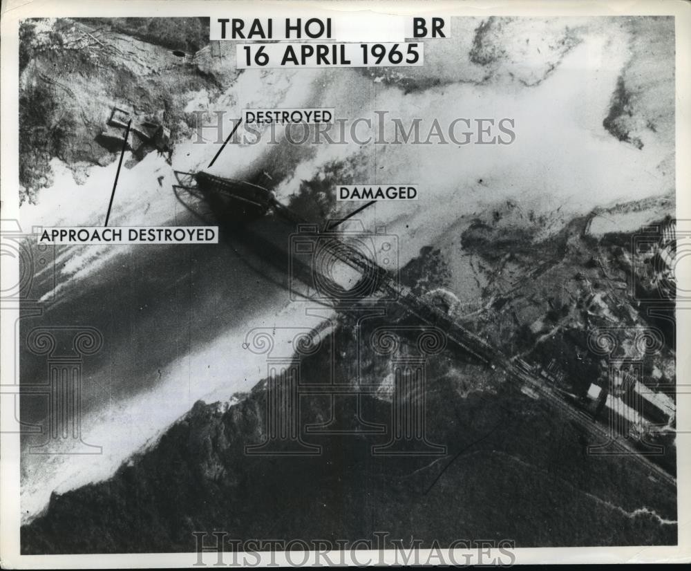 1965 Press Photo aerial view of bomb-damaged Trai Hoi Railroad Bridge, Vietnam