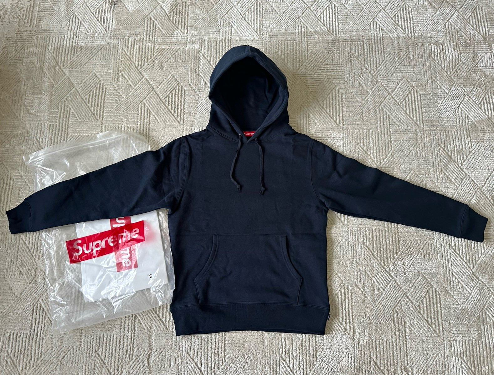 Supreme Black Pullover Hoodie Men\'s S Cotton Fleece Logo Hood Drawstring Pockets
