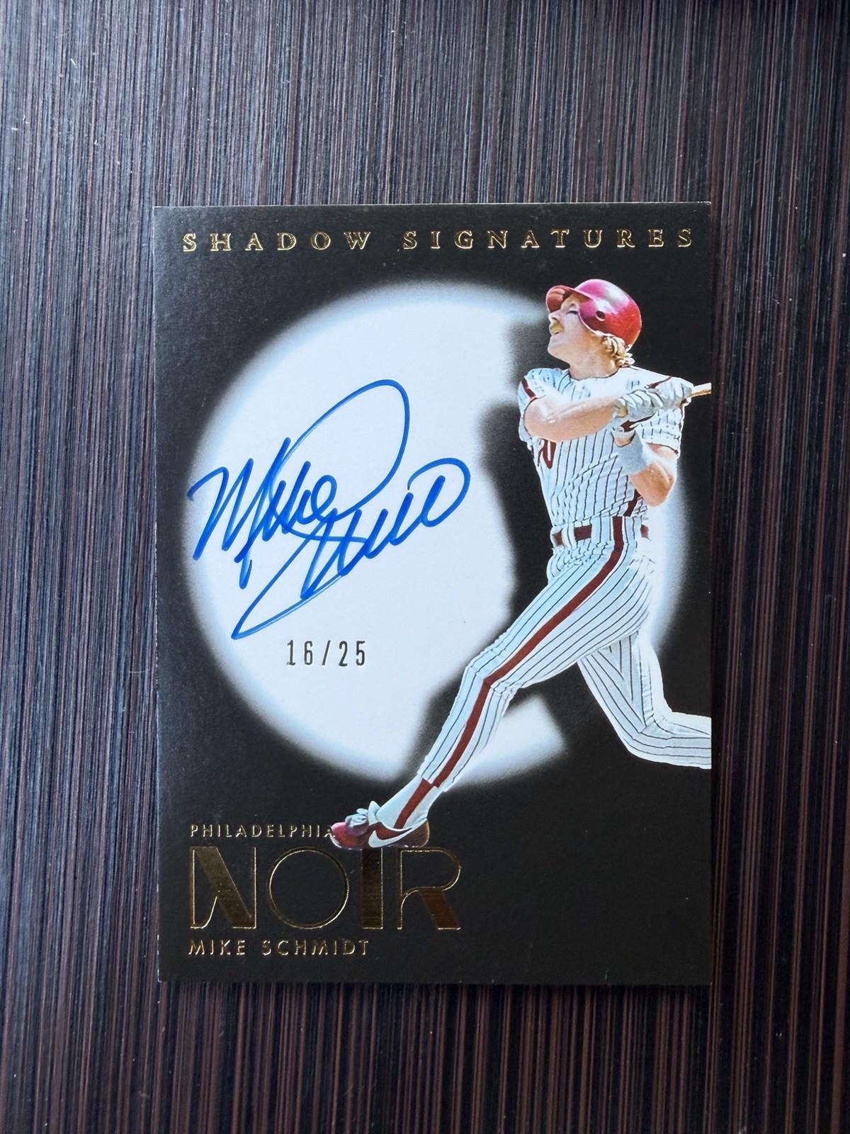 MIKE SCHMIDT 2026 PANINI NOIR SHADOW SIGNATURES AUTO #NSS-MS 16/25 PHILLES MIKE SCHMIDT 2026 PANINI NOIR SHADOW SIGNATURES AUTO #NSS-MS 16/25 PHILLES
