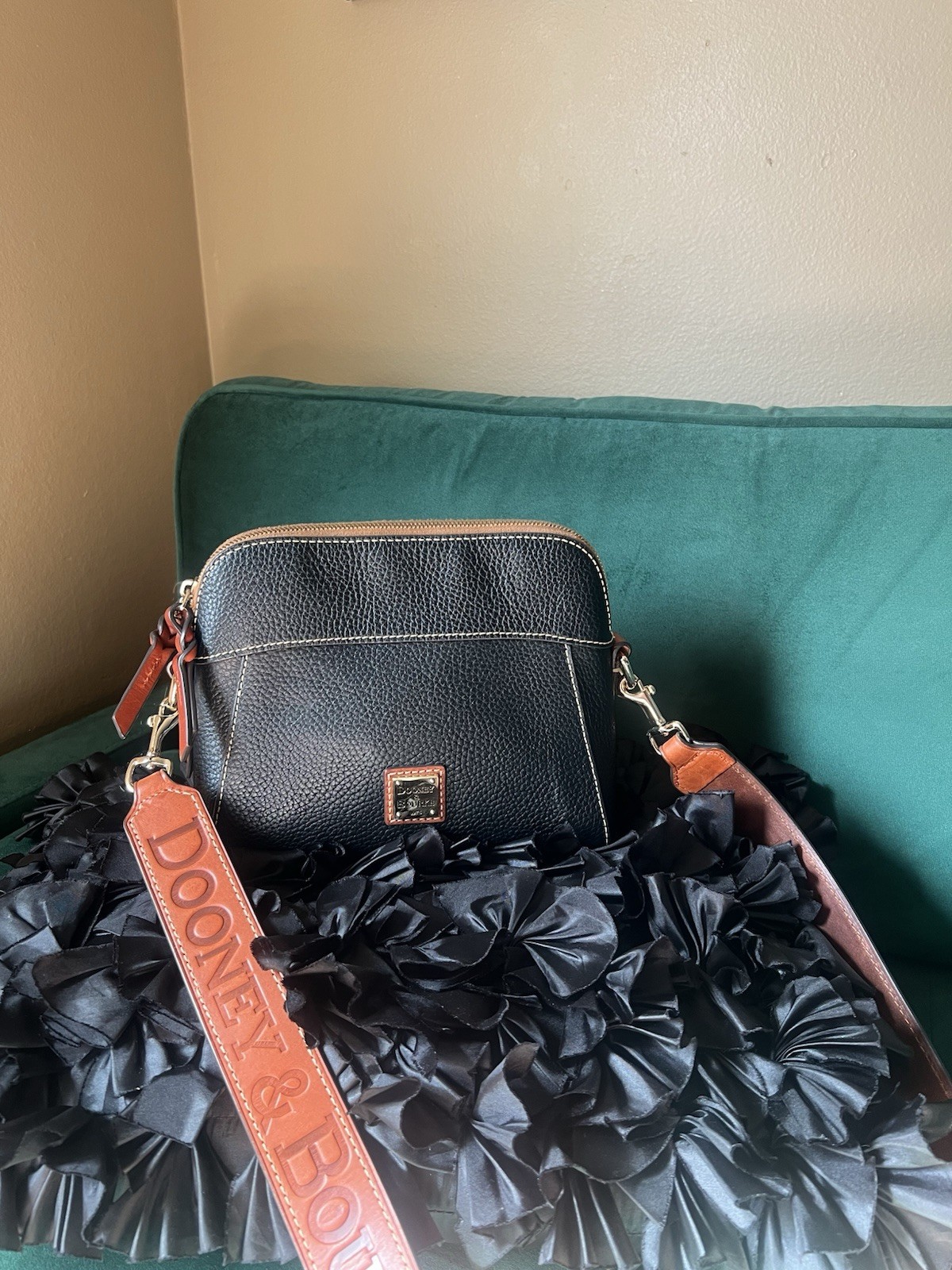 Dooney & Bourke 2019 Cameron Crossbody Bag With Guitar Strap Rare HTF Black 🎀 Dooney & Bourke 2019 Cameron Crossbody Bag With Guitar Strap Rare HTF Black 🎀
